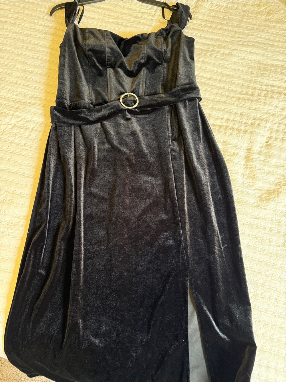 Elegant Black-velvet dress off the shoulder with a matching belt - Picture 2 of 10